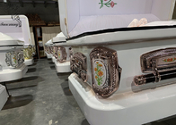 Un coffre funéraire métallique élégant avec une surface décorative durable et personnalisable